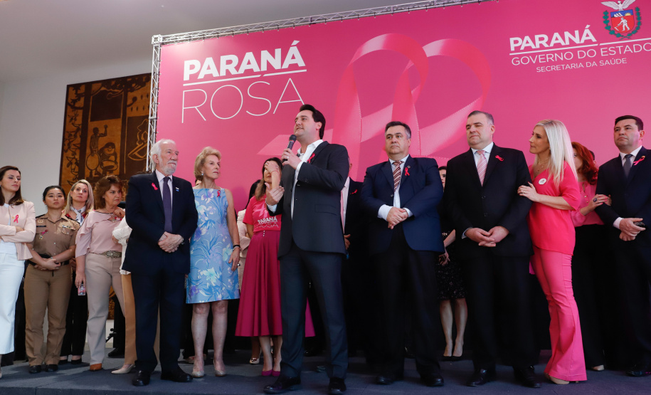 O Paraná deu início à mobilização do Outubro Rosa. Neste ano, as ações de prevenção e promoção do cuidado integral da saúde das mulheres serão levadas a 43 municípios. Elas fazem parte da campanha Paraná Rosa, lançada nesta terça-feira (1º), no Palácio Iguaçu, pelo governador Carlos Massa Ratinho Junior e pela primeira-dama Luciana Saito Massa.