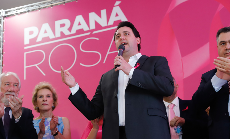 O Paraná deu início à mobilização do Outubro Rosa. Neste ano, as ações de prevenção e promoção do cuidado integral da saúde das mulheres serão levadas a 43 municípios. Elas fazem parte da campanha Paraná Rosa, lançada nesta terça-feira (1º), no Palácio Iguaçu, pelo governador Carlos Massa Ratinho Junior e pela primeira-dama Luciana Saito Massa.