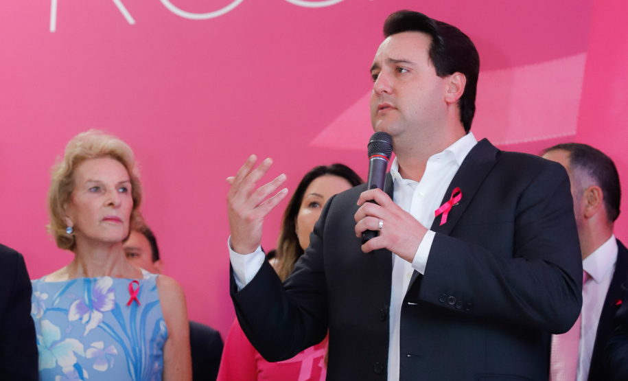 O Paraná deu início à mobilização do Outubro Rosa. Neste ano, as ações de prevenção e promoção do cuidado integral da saúde das mulheres serão levadas a 43 municípios. Elas fazem parte da campanha Paraná Rosa, lançada nesta terça-feira (1º), no Palácio Iguaçu, pelo governador Carlos Massa Ratinho Junior e pela primeira-dama Luciana Saito Massa.