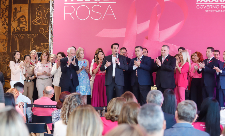O Paraná deu início à mobilização do Outubro Rosa. Neste ano, as ações de prevenção e promoção do cuidado integral da saúde das mulheres serão levadas a 43 municípios. Elas fazem parte da campanha Paraná Rosa, lançada nesta terça-feira (1º), no Palácio Iguaçu, pelo governador Carlos Massa Ratinho Junior e pela primeira-dama Luciana Saito Massa.