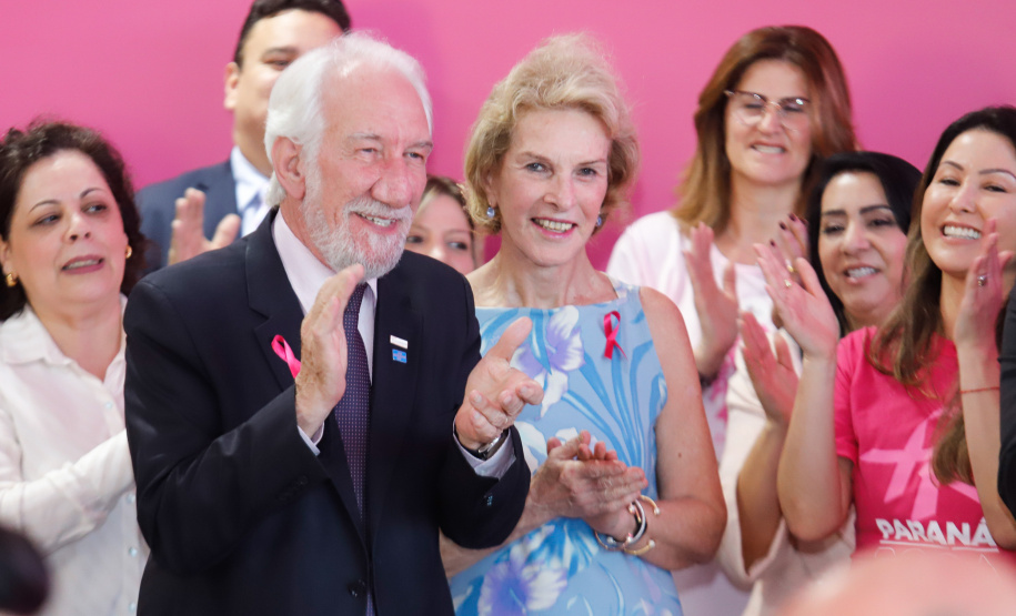 O Paraná deu início à mobilização do Outubro Rosa. Neste ano, as ações de prevenção e promoção do cuidado integral da saúde das mulheres serão levadas a 43 municípios. Elas fazem parte da campanha Paraná Rosa, lançada nesta terça-feira (1º), no Palácio Iguaçu, pelo governador Carlos Massa Ratinho Junior e pela primeira-dama Luciana Saito Massa.