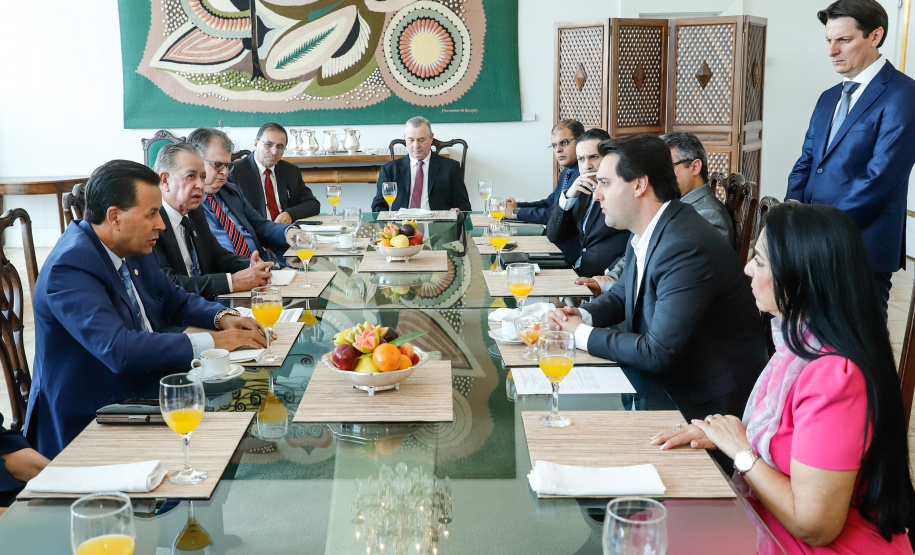 governador Carlos Massa Ratinho Junior recebeu nesta quarta-feira (2) pastores da Diretoria da Convenção das Igrejas Evangélicas Assembleia de Deus no Paraná. O encontro comemorou os 90 anos da Igreja Evangélica Assembleia de Deus em Curitiba. Ratinho Junior destacou o trabalho social da Convenção e disse que espera ter a igreja evangélica e as demais religiões como conselheiras do Governo, principalmente em políticas sociais voltadas às populações mais vulneráveis.