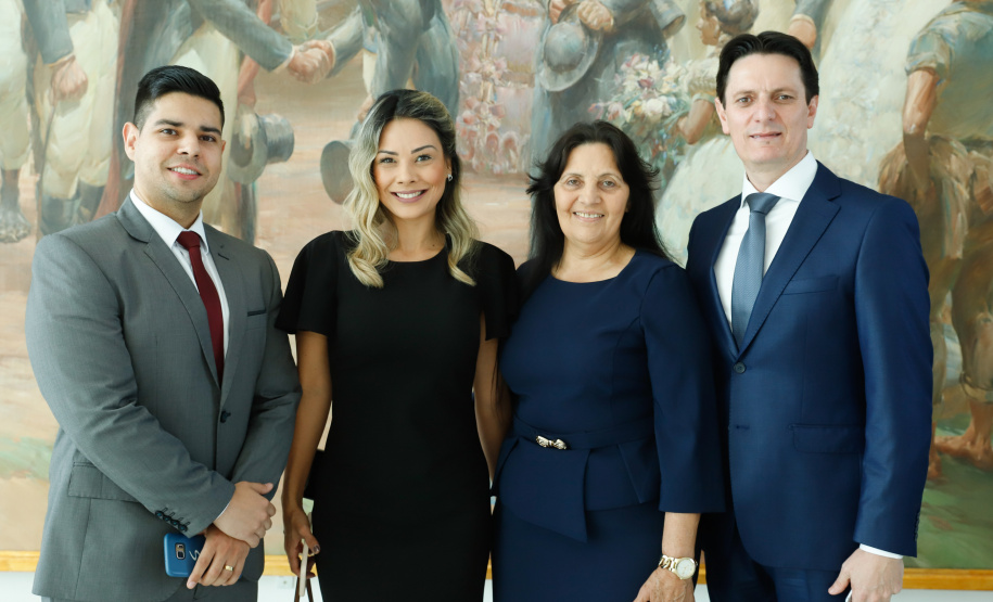 governador Carlos Massa Ratinho Junior recebeu nesta quarta-feira (2) pastores da Diretoria da Convenção das Igrejas Evangélicas Assembleia de Deus no Paraná. O encontro comemorou os 90 anos da Igreja Evangélica Assembleia de Deus em Curitiba. Ratinho Junior destacou o trabalho social da Convenção e disse que espera ter a igreja evangélica e as demais religiões como conselheiras do Governo, principalmente em políticas sociais voltadas às populações mais vulneráveis.