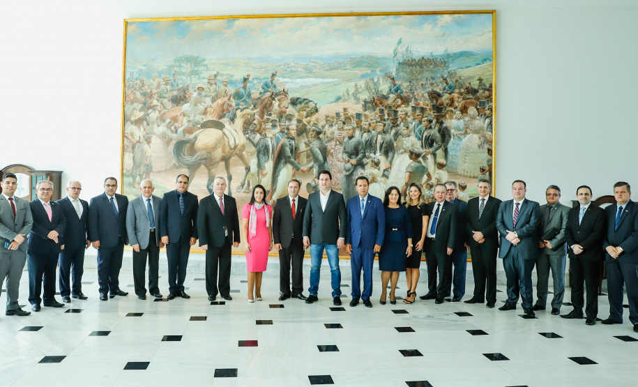 governador Carlos Massa Ratinho Junior recebeu nesta quarta-feira (2) pastores da Diretoria da Convenção das Igrejas Evangélicas Assembleia de Deus no Paraná. O encontro comemorou os 90 anos da Igreja Evangélica Assembleia de Deus em Curitiba. Ratinho Junior destacou o trabalho social da Convenção e disse que espera ter a igreja evangélica e as demais religiões como conselheiras do Governo, principalmente em políticas sociais voltadas às populações mais vulneráveis.
