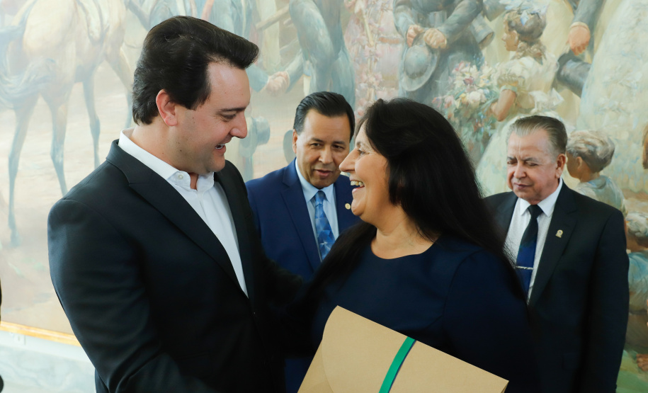 governador Carlos Massa Ratinho Junior recebeu nesta quarta-feira (2) pastores da Diretoria da Convenção das Igrejas Evangélicas Assembleia de Deus no Paraná. O encontro comemorou os 90 anos da Igreja Evangélica Assembleia de Deus em Curitiba. Ratinho Junior destacou o trabalho social da Convenção e disse que espera ter a igreja evangélica e as demais religiões como conselheiras do Governo, principalmente em políticas sociais voltadas às populações mais vulneráveis.