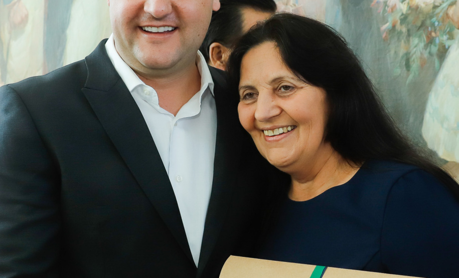 governador Carlos Massa Ratinho Junior recebeu nesta quarta-feira (2) pastores da Diretoria da Convenção das Igrejas Evangélicas Assembleia de Deus no Paraná. O encontro comemorou os 90 anos da Igreja Evangélica Assembleia de Deus em Curitiba. Ratinho Junior destacou o trabalho social da Convenção e disse que espera ter a igreja evangélica e as demais religiões como conselheiras do Governo, principalmente em políticas sociais voltadas às populações mais vulneráveis.