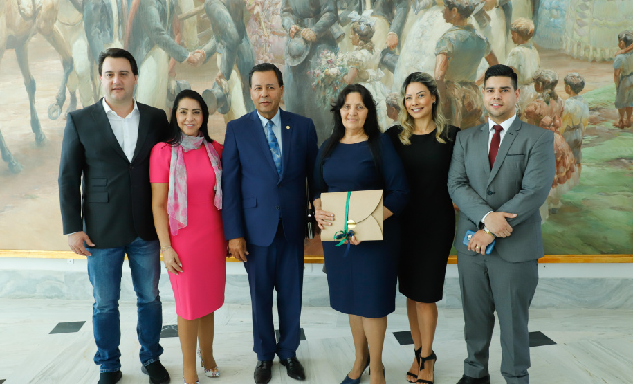 governador Carlos Massa Ratinho Junior recebeu nesta quarta-feira (2) pastores da Diretoria da Convenção das Igrejas Evangélicas Assembleia de Deus no Paraná. O encontro comemorou os 90 anos da Igreja Evangélica Assembleia de Deus em Curitiba. Ratinho Junior destacou o trabalho social da Convenção e disse que espera ter a igreja evangélica e as demais religiões como conselheiras do Governo, principalmente em políticas sociais voltadas às populações mais vulneráveis.