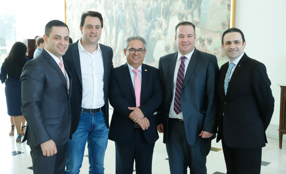 governador Carlos Massa Ratinho Junior recebeu nesta quarta-feira (2) pastores da Diretoria da Convenção das Igrejas Evangélicas Assembleia de Deus no Paraná. O encontro comemorou os 90 anos da Igreja Evangélica Assembleia de Deus em Curitiba. Ratinho Junior destacou o trabalho social da Convenção e disse que espera ter a igreja evangélica e as demais religiões como conselheiras do Governo, principalmente em políticas sociais voltadas às populações mais vulneráveis.