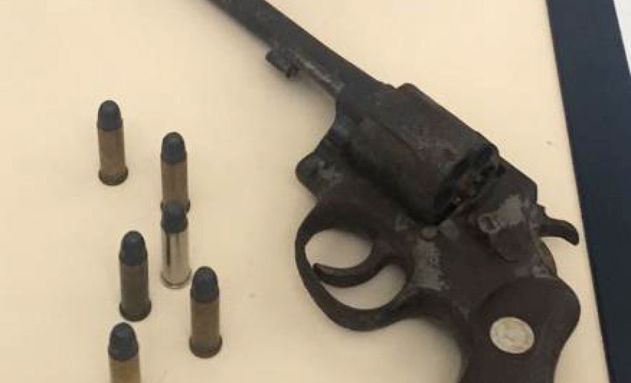 Nesta manhã foram apreendidos sete armas de fogo, R$ 6 mil em dinheiro e uma carga de cigarro contrabandeada foi recuperada. Em outras fases da investigação foram presas nove pessoas e apreendidos um quilo de crack, 1,3 quilo de cocaína, 50 munições e quatro veículos. Foto: Divulgação/SESP