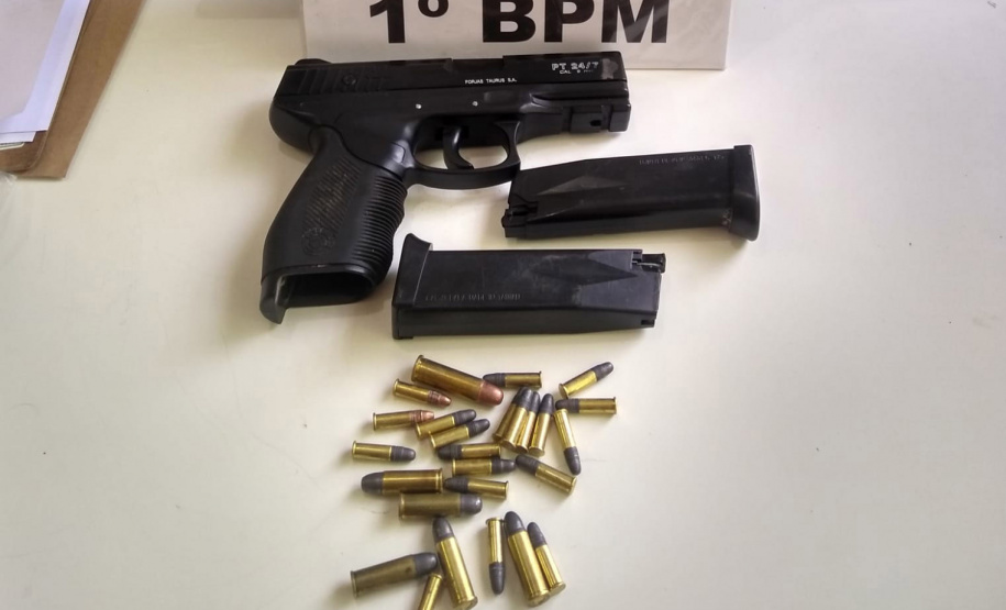 Nesta manhã foram apreendidos sete armas de fogo, R$ 6 mil em dinheiro e uma carga de cigarro contrabandeada foi recuperada. Em outras fases da investigação foram presas nove pessoas e apreendidos um quilo de crack, 1,3 quilo de cocaína, 50 munições e quatro veículos. Foto: Divulgação/SESP