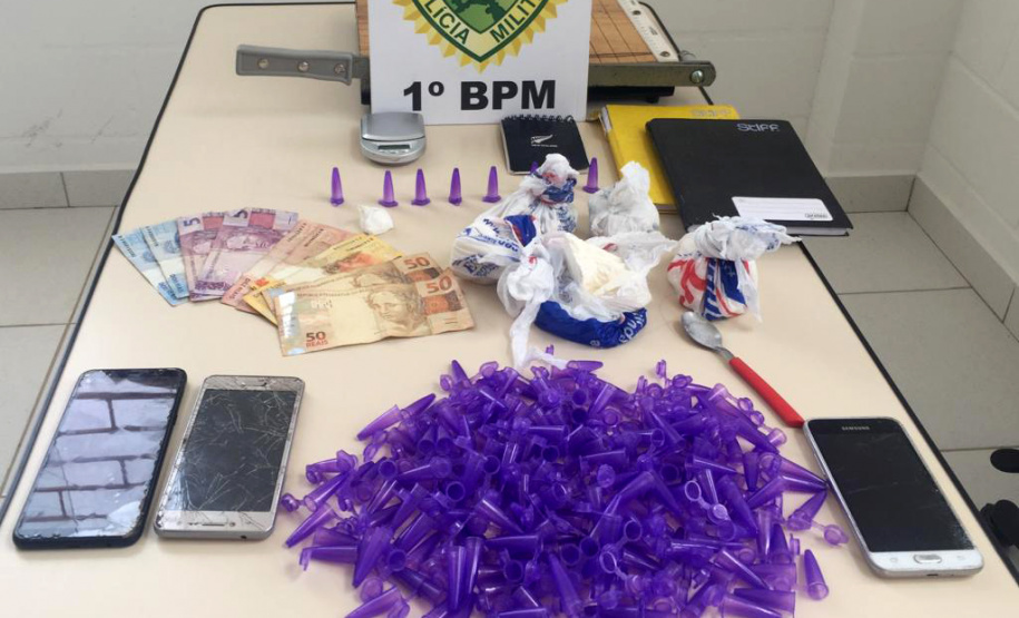 Nesta manhã foram apreendidos sete armas de fogo, R$ 6 mil em dinheiro e uma carga de cigarro contrabandeada foi recuperada. Em outras fases da investigação foram presas nove pessoas e apreendidos um quilo de crack, 1,3 quilo de cocaína, 50 munições e quatro veículos. Foto: Divulgação/SESP