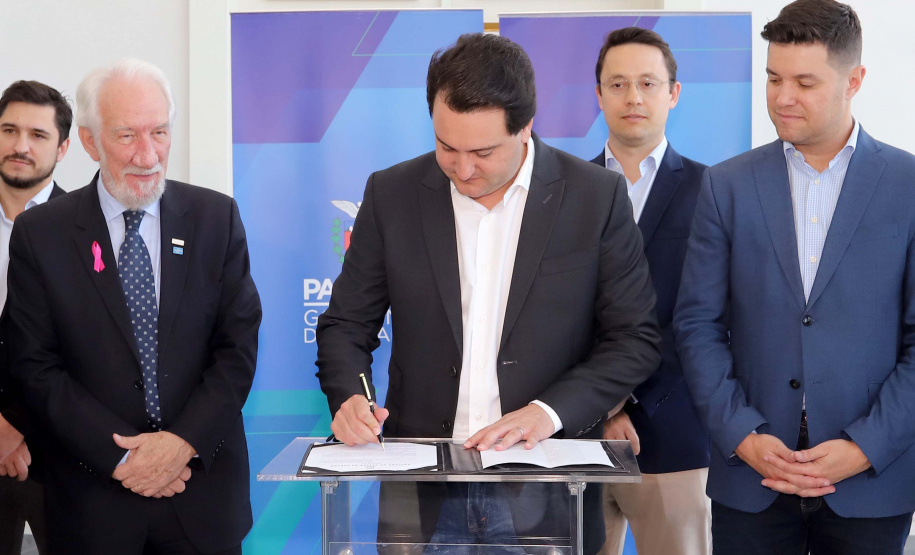 O governador Carlos Massa Ratinho Júnior nomeou nesta quarta-feira (02) os primeiros servidores efetivos da Agência Reguladora de Serviços Públicos Delegados de Infraestrutura do Paraná (Agepar). Presentes: secretários: Chefe da Casa Civil, Guto Silva; de Desenvolvimento Ambiental e de Turismo do Paraná, Márcio Nunes; presidente da Agepar, Omar Akel; de Infraestrutura e Logística, Sandro Alex; entre outros.Curitiba, 02-09-19.Foto: Arnaldo Alves / AEN.