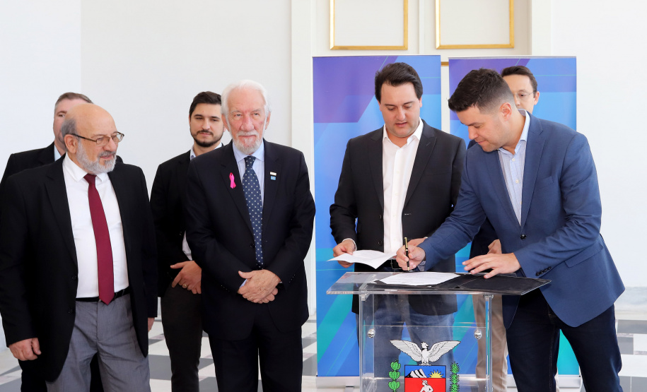 O governador Carlos Massa Ratinho Júnior nomeou nesta quarta-feira (02) os primeiros servidores efetivos da Agência Reguladora de Serviços Públicos Delegados de Infraestrutura do Paraná (Agepar). Presentes: secretários: Chefe da Casa Civil, Guto Silva; de Desenvolvimento Ambiental e de Turismo do Paraná, Márcio Nunes; presidente da Agepar, Omar Akel; de Infraestrutura e Logística, Sandro Alex; entre outros.Curitiba, 02-09-19.Foto: Arnaldo Alves / AEN.