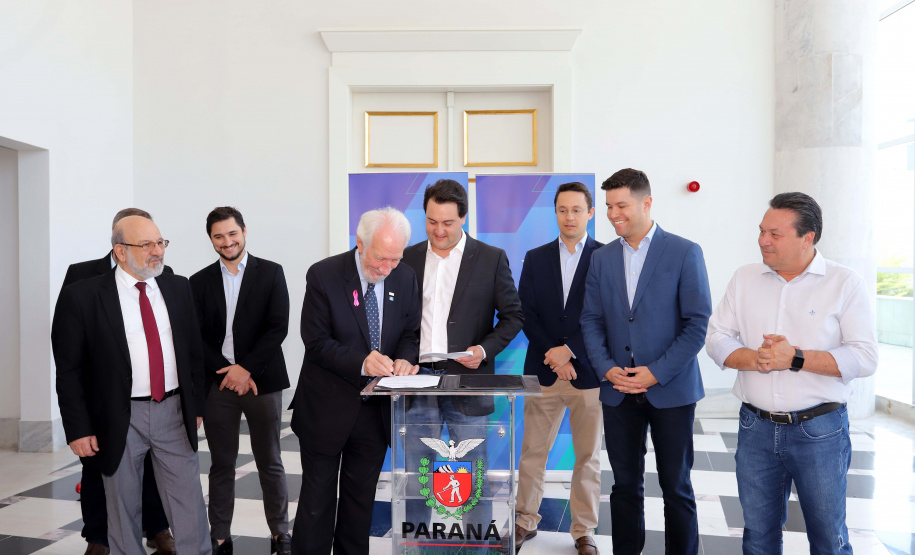 O governador Carlos Massa Ratinho Júnior nomeou nesta quarta-feira (02) os primeiros servidores efetivos da Agência Reguladora de Serviços Públicos Delegados de Infraestrutura do Paraná (Agepar). Presentes: secretários: Chefe da Casa Civil, Guto Silva; de Desenvolvimento Ambiental e de Turismo do Paraná, Márcio Nunes; presidente da Agepar, Omar Akel; de Infraestrutura e Logística, Sandro Alex; entre outros.Curitiba, 02-09-19.Foto: Arnaldo Alves / AEN.