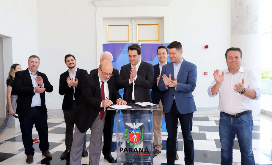 O governador Carlos Massa Ratinho Júnior nomeou nesta quarta-feira (02) os primeiros servidores efetivos da Agência Reguladora de Serviços Públicos Delegados de Infraestrutura do Paraná (Agepar). Presentes: secretários: Chefe da Casa Civil, Guto Silva; de Desenvolvimento Ambiental e de Turismo do Paraná, Márcio Nunes; presidente da Agepar, Omar Akel; de Infraestrutura e Logística, Sandro Alex; entre outros.Curitiba, 02-09-19.Foto: Arnaldo Alves / AEN.