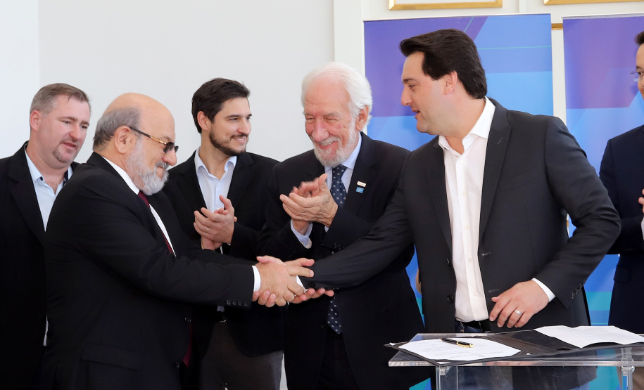 O governador Carlos Massa Ratinho Júnior nomeou nesta quarta-feira (02) os primeiros servidores efetivos da Agência Reguladora de Serviços Públicos Delegados de Infraestrutura do Paraná (Agepar). Presentes: secretários: Chefe da Casa Civil, Guto Silva; de Desenvolvimento Ambiental e de Turismo do Paraná, Márcio Nunes; presidente da Agepar, Omar Akel; de Infraestrutura e Logística, Sandro Alex; entre outros.Curitiba, 02-09-19.Foto: Arnaldo Alves / AEN.