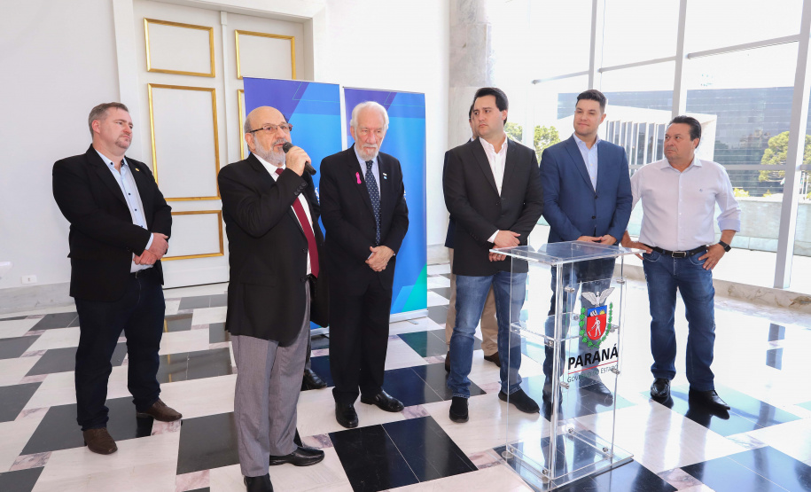 O governador Carlos Massa Ratinho Júnior nomeou nesta quarta-feira (02) os primeiros servidores efetivos da Agência Reguladora de Serviços Públicos Delegados de Infraestrutura do Paraná (Agepar). Presentes: secretários: Chefe da Casa Civil, Guto Silva; de Desenvolvimento Ambiental e de Turismo do Paraná, Márcio Nunes; presidente da Agepar, Omar Akel; de Infraestrutura e Logística, Sandro Alex; entre outros.Curitiba, 02-09-19.Foto: Arnaldo Alves / AEN.