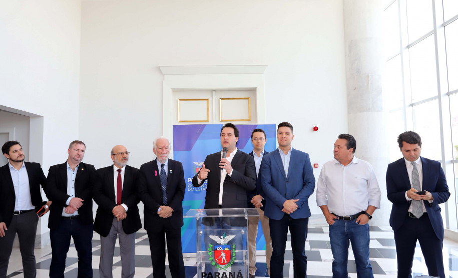 O governador Carlos Massa Ratinho Júnior nomeou nesta quarta-feira (02) os primeiros servidores efetivos da Agência Reguladora de Serviços Públicos Delegados de Infraestrutura do Paraná (Agepar). Presentes: secretários: Chefe da Casa Civil, Guto Silva; de Desenvolvimento Ambiental e de Turismo do Paraná, Márcio Nunes; presidente da Agepar, Omar Akel; de Infraestrutura e Logística, Sandro Alex; entre outros.Curitiba, 02-09-19.Foto: Arnaldo Alves / AEN.