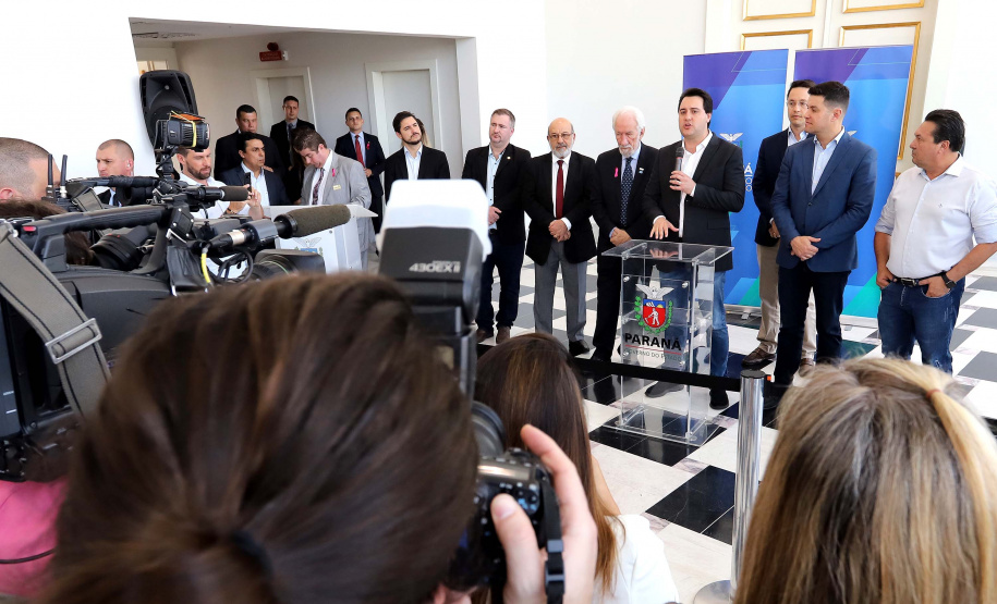 O governador Carlos Massa Ratinho Júnior nomeou nesta quarta-feira (02) os primeiros servidores efetivos da Agência Reguladora de Serviços Públicos Delegados de Infraestrutura do Paraná (Agepar). Presentes: secretários: Chefe da Casa Civil, Guto Silva; de Desenvolvimento Ambiental e de Turismo do Paraná, Márcio Nunes; presidente da Agepar, Omar Akel; de Infraestrutura e Logística, Sandro Alex; entre outros.Curitiba, 02-09-19.Foto: Arnaldo Alves / AEN.