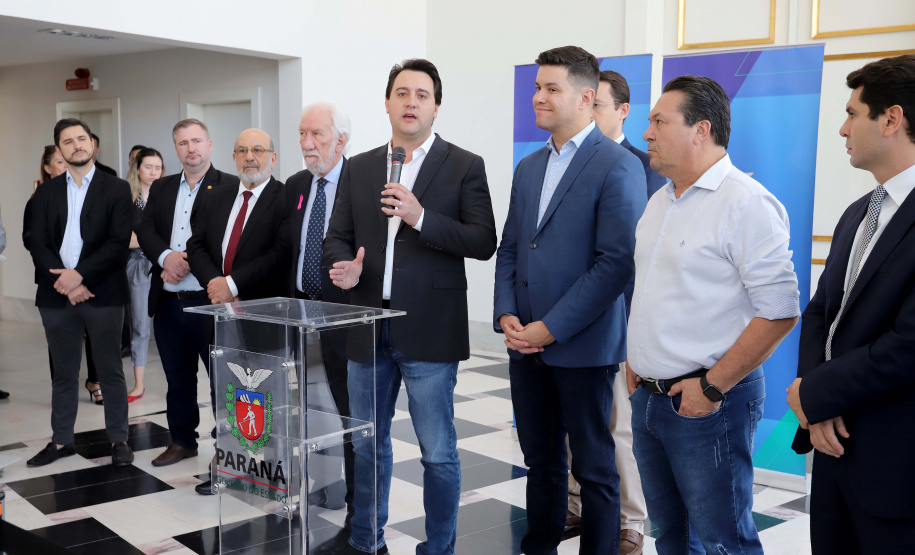 O governador Carlos Massa Ratinho Júnior nomeou nesta quarta-feira (02) os primeiros servidores efetivos da Agência Reguladora de Serviços Públicos Delegados de Infraestrutura do Paraná (Agepar). Presentes: secretários: Chefe da Casa Civil, Guto Silva; de Desenvolvimento Ambiental e de Turismo do Paraná, Márcio Nunes; presidente da Agepar, Omar Akel; de Infraestrutura e Logística, Sandro Alex; entre outros.Curitiba, 02-09-19.Foto: Arnaldo Alves / AEN.