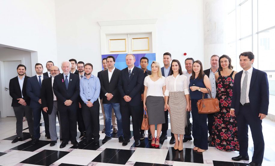 O governador Carlos Massa Ratinho Júnior nomeou nesta quarta-feira (02) os primeiros servidores efetivos da Agência Reguladora de Serviços Públicos Delegados de Infraestrutura do Paraná (Agepar). Presentes: secretários: Chefe da Casa Civil, Guto Silva; de Desenvolvimento Ambiental e de Turismo do Paraná, Márcio Nunes; presidente da Agepar, Omar Akel; de Infraestrutura e Logística, Sandro Alex; entre outros.Curitiba, 02-09-19.Foto: Arnaldo Alves / AEN.