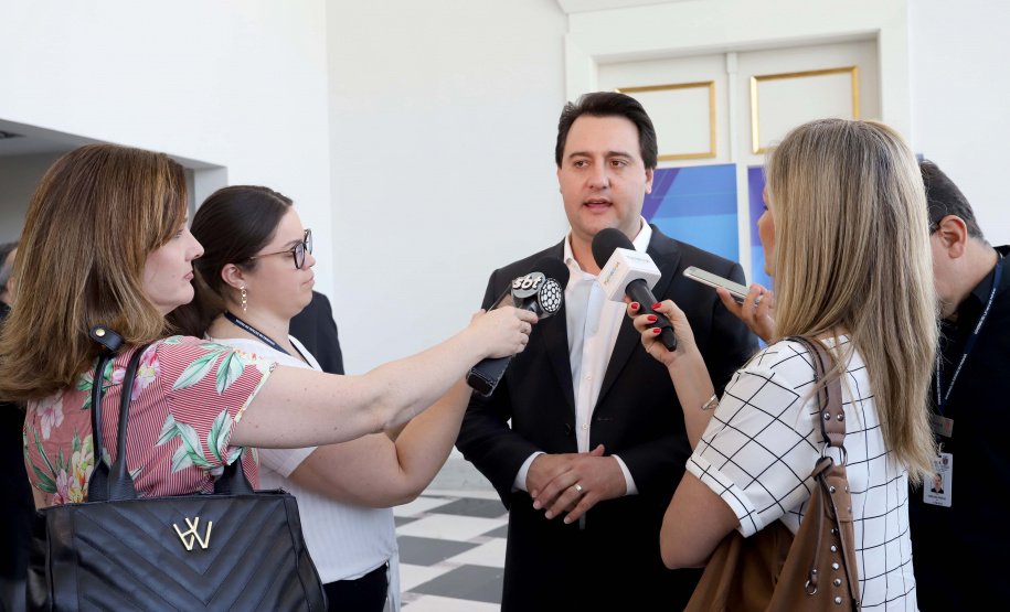 O governador Carlos Massa Ratinho Júnior nomeou nesta quarta-feira (02) os primeiros servidores efetivos da Agência Reguladora de Serviços Públicos Delegados de Infraestrutura do Paraná (Agepar). Presentes: secretários: Chefe da Casa Civil, Guto Silva; de Desenvolvimento Ambiental e de Turismo do Paraná, Márcio Nunes; presidente da Agepar, Omar Akel; de Infraestrutura e Logística, Sandro Alex; entre outros.Curitiba, 02-09-19.Foto: Arnaldo Alves / AEN.