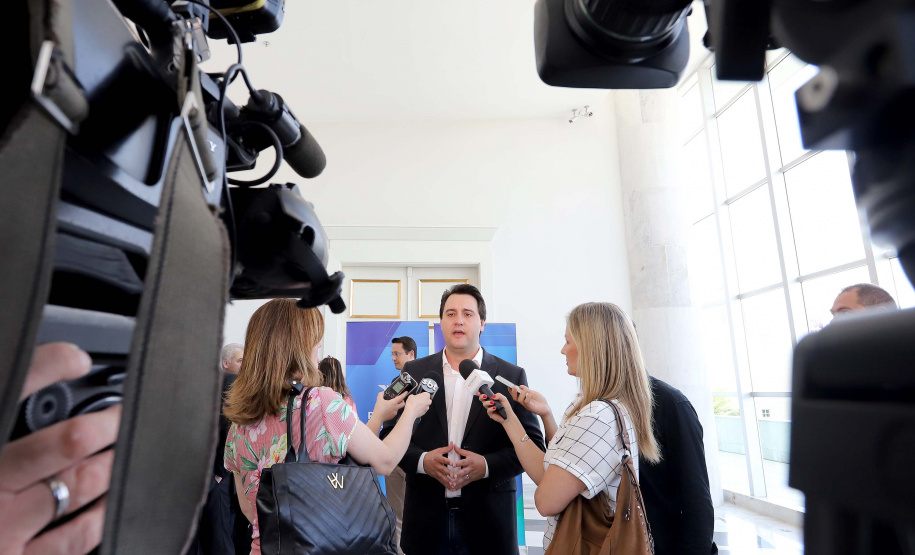 O governador Carlos Massa Ratinho Júnior nomeou nesta quarta-feira (02) os primeiros servidores efetivos da Agência Reguladora de Serviços Públicos Delegados de Infraestrutura do Paraná (Agepar). Presentes: secretários: Chefe da Casa Civil, Guto Silva; de Desenvolvimento Ambiental e de Turismo do Paraná, Márcio Nunes; presidente da Agepar, Omar Akel; de Infraestrutura e Logística, Sandro Alex; entre outros.Curitiba, 02-09-19.Foto: Arnaldo Alves / AEN.