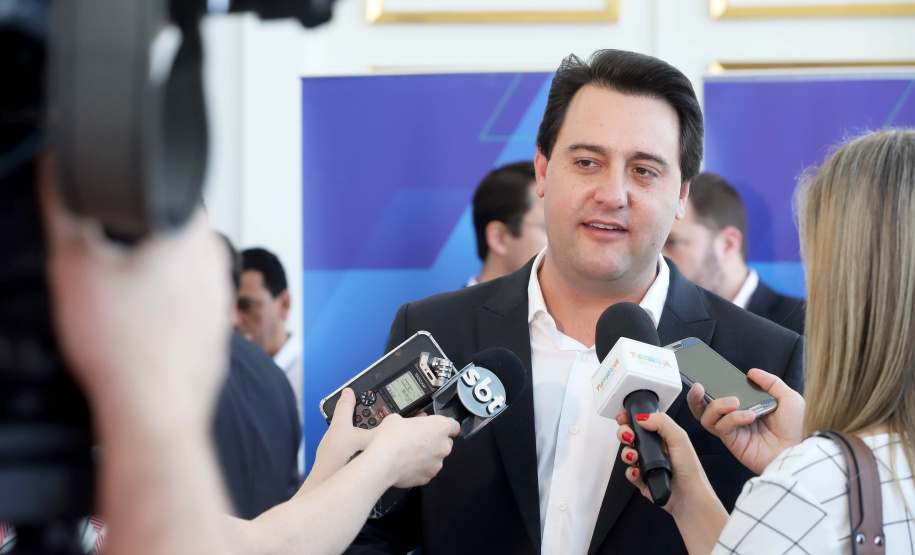 O governador Carlos Massa Ratinho Júnior nomeou nesta quarta-feira (02) os primeiros servidores efetivos da Agência Reguladora de Serviços Públicos Delegados de Infraestrutura do Paraná (Agepar). Presentes: secretários: Chefe da Casa Civil, Guto Silva; de Desenvolvimento Ambiental e de Turismo do Paraná, Márcio Nunes; presidente da Agepar, Omar Akel; de Infraestrutura e Logística, Sandro Alex; entre outros.Curitiba, 02-09-19.Foto: Arnaldo Alves / AEN.