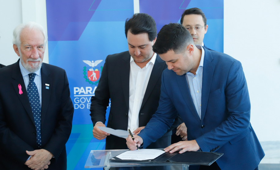 Em busca de transparência e legitimidade nos processos de concessão, que alie tarifas justas a serviços de qualidade para a população, o Governo do Paraná adota ações para fortalecer a Agência Reguladora de Serviços Públicos Delegados de Infraestrutura do Paraná (Agepar).

Nesta quarta-feira (2), o governador Carlos Massa Ratinho Junior assinou decreto de nomeação dos 20 primeiros servidores efetivos que irão compor o quadro próprio da agência.