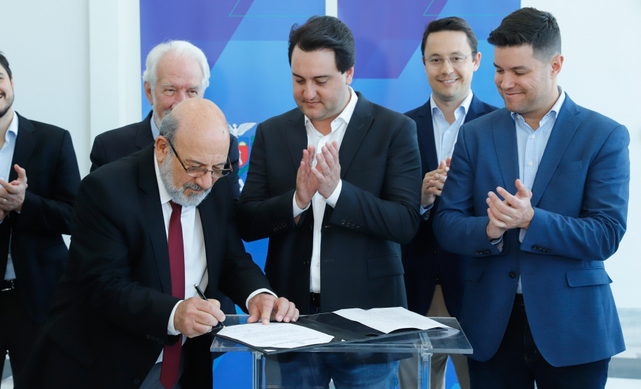 Em busca de transparência e legitimidade nos processos de concessão, que alie tarifas justas a serviços de qualidade para a população, o Governo do Paraná adota ações para fortalecer a Agência Reguladora de Serviços Públicos Delegados de Infraestrutura do Paraná (Agepar).

Nesta quarta-feira (2), o governador Carlos Massa Ratinho Junior assinou decreto de nomeação dos 20 primeiros servidores efetivos que irão compor o quadro próprio da agência.