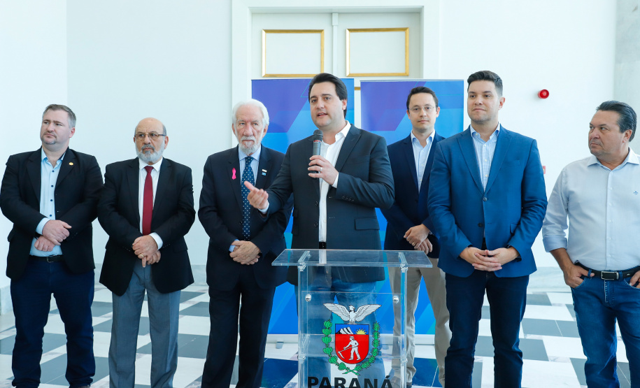 Em busca de transparência e legitimidade nos processos de concessão, que alie tarifas justas a serviços de qualidade para a população, o Governo do Paraná adota ações para fortalecer a Agência Reguladora de Serviços Públicos Delegados de Infraestrutura do Paraná (Agepar).

Nesta quarta-feira (2), o governador Carlos Massa Ratinho Junior assinou decreto de nomeação dos 20 primeiros servidores efetivos que irão compor o quadro próprio da agência.