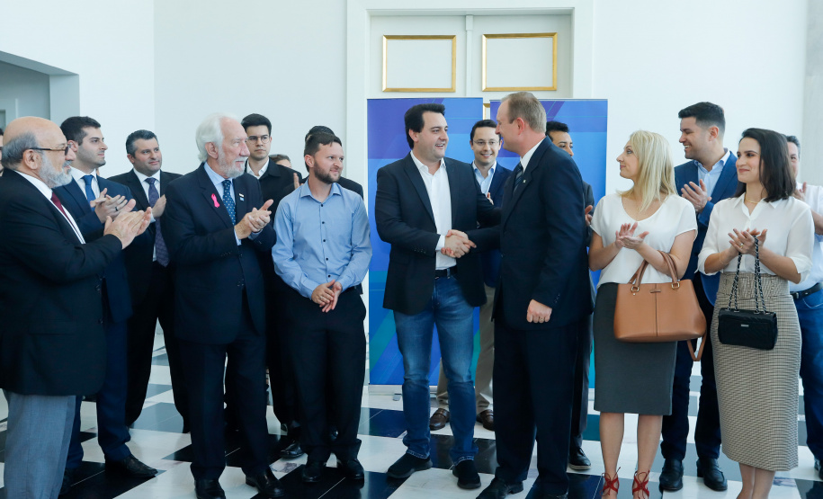 Em busca de transparência e legitimidade nos processos de concessão, que alie tarifas justas a serviços de qualidade para a população, o Governo do Paraná adota ações para fortalecer a Agência Reguladora de Serviços Públicos Delegados de Infraestrutura do Paraná (Agepar).

Nesta quarta-feira (2), o governador Carlos Massa Ratinho Junior assinou decreto de nomeação dos 20 primeiros servidores efetivos que irão compor o quadro próprio da agência.