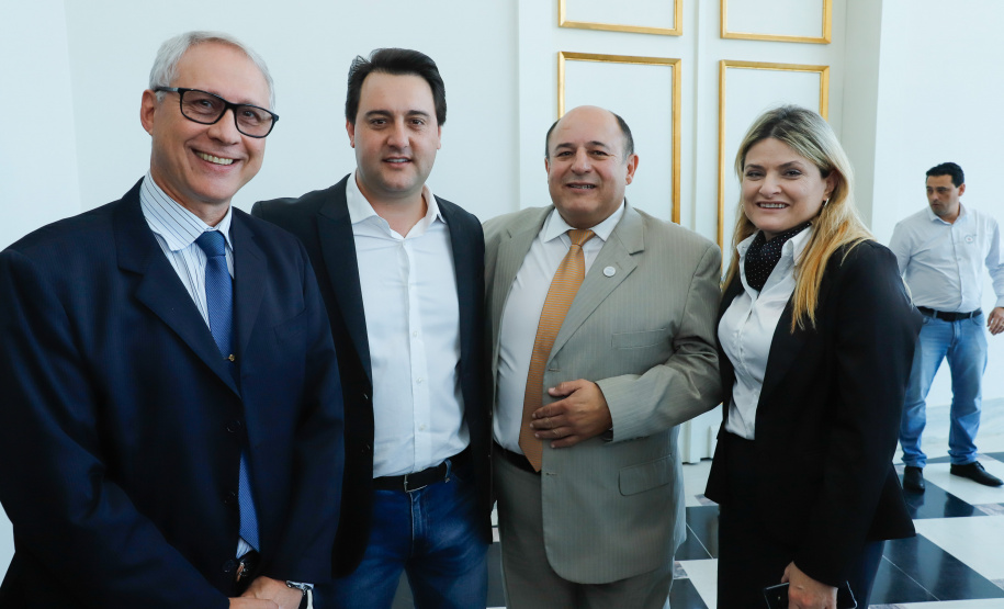 Em busca de transparência e legitimidade nos processos de concessão, que alie tarifas justas a serviços de qualidade para a população, o Governo do Paraná adota ações para fortalecer a Agência Reguladora de Serviços Públicos Delegados de Infraestrutura do Paraná (Agepar).

Nesta quarta-feira (2), o governador Carlos Massa Ratinho Junior assinou decreto de nomeação dos 20 primeiros servidores efetivos que irão compor o quadro próprio da agência.