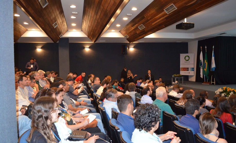 A Divisão de Resíduos Sólidos da Secretaria de Estado do Desenvolvimento Sustentável e do Turismo promoveu encontro nessa quarta-feira (02), em Curitiba, um encontro para discutir os principais avanços, projetos e dificuldades na área de resíduos sólidos no Paraná