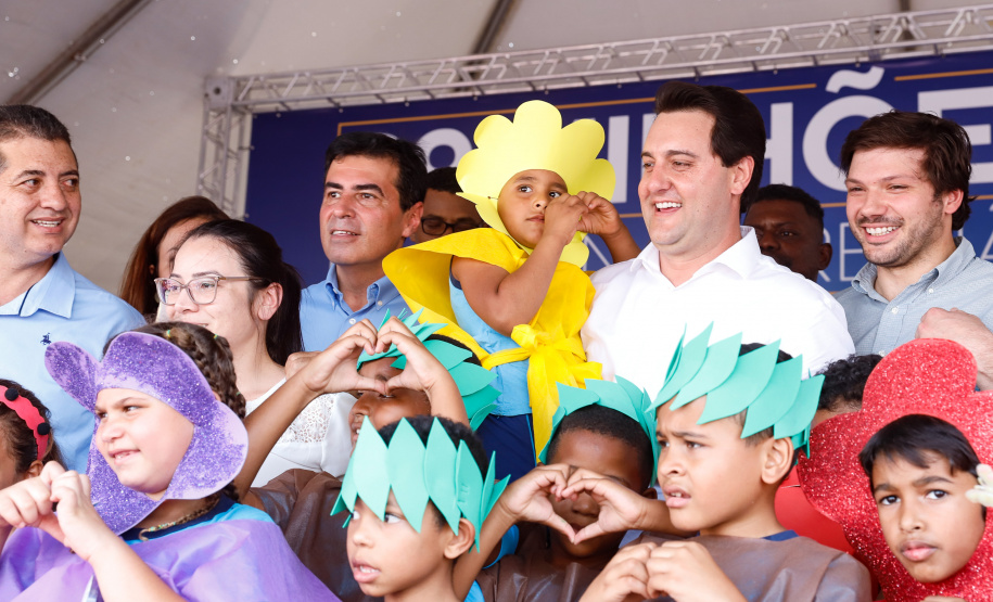 Londrina e outros sete municípios do Norte do Paraná terão R$ 29,8 milhões para fazer investimentos em escolas, ruas, centro cultural e compra de equipamentos. O governador Carlos Massa Ratinho Junior esteve nesta quinta-feira (03) em Londrina, onde recebeu os prefeitos e autorizou as licitações e homologações dos projetos.