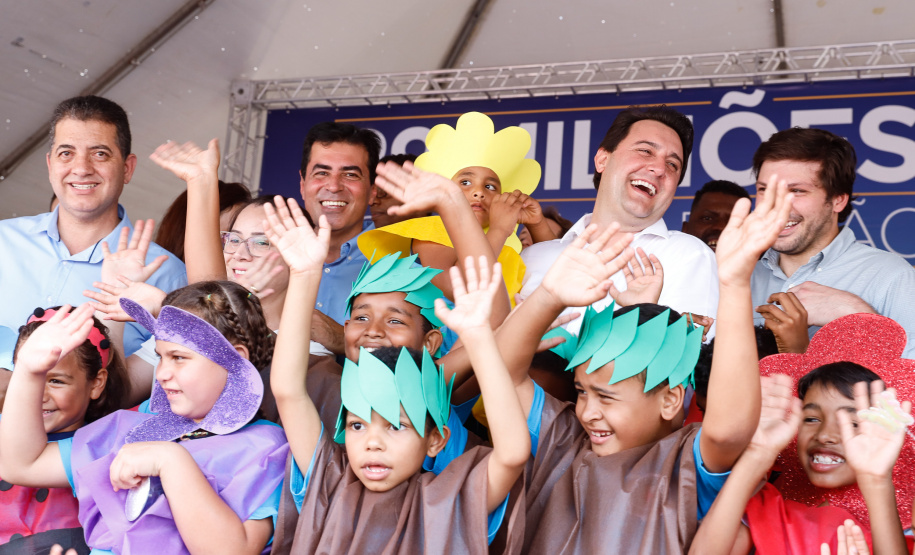 Londrina e outros sete municípios do Norte do Paraná terão R$ 29,8 milhões para fazer investimentos em escolas, ruas, centro cultural e compra de equipamentos. O governador Carlos Massa Ratinho Junior esteve nesta quinta-feira (03) em Londrina, onde recebeu os prefeitos e autorizou as licitações e homologações dos projetos.