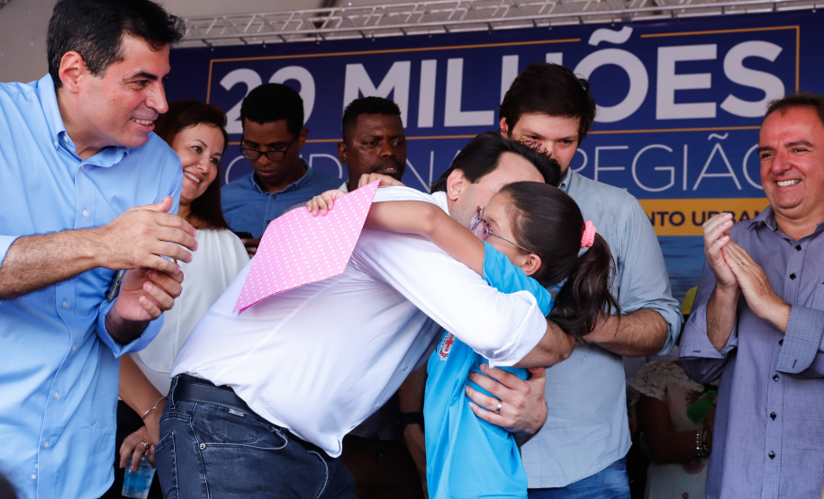 Londrina e outros sete municípios do Norte do Paraná terão R$ 29,8 milhões para fazer investimentos em escolas, ruas, centro cultural e compra de equipamentos. O governador Carlos Massa Ratinho Junior esteve nesta quinta-feira (03) em Londrina, onde recebeu os prefeitos e autorizou as licitações e homologações dos projetos.