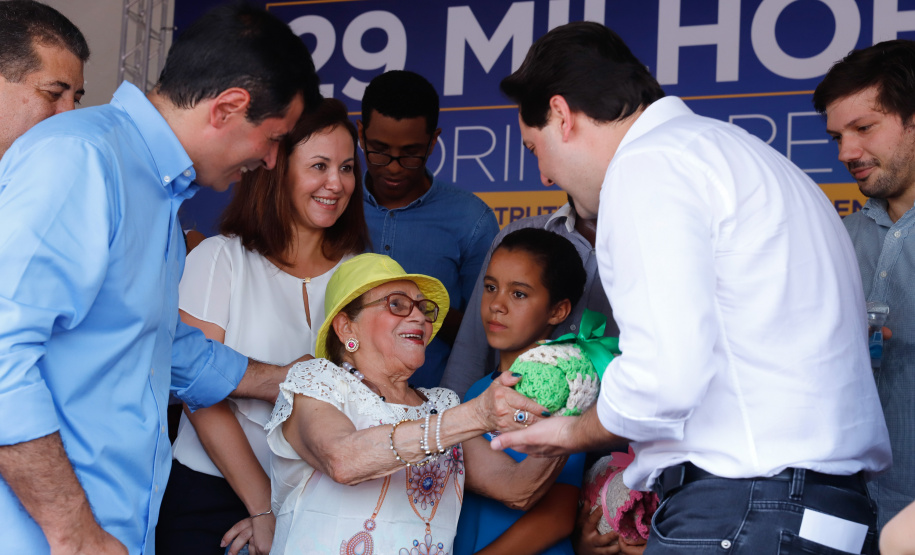 Londrina e outros sete municípios do Norte do Paraná terão R$ 29,8 milhões para fazer investimentos em escolas, ruas, centro cultural e compra de equipamentos. O governador Carlos Massa Ratinho Junior esteve nesta quinta-feira (03) em Londrina, onde recebeu os prefeitos e autorizou as licitações e homologações dos projetos.