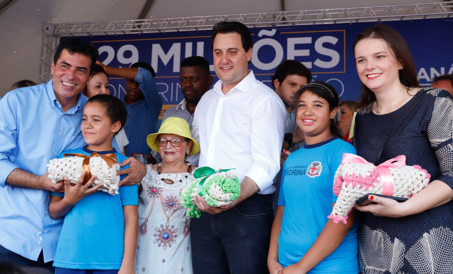 Londrina e outros sete municípios do Norte do Paraná terão R$ 29,8 milhões para fazer investimentos em escolas, ruas, centro cultural e compra de equipamentos. O governador Carlos Massa Ratinho Junior esteve nesta quinta-feira (03) em Londrina, onde recebeu os prefeitos e autorizou as licitações e homologações dos projetos.