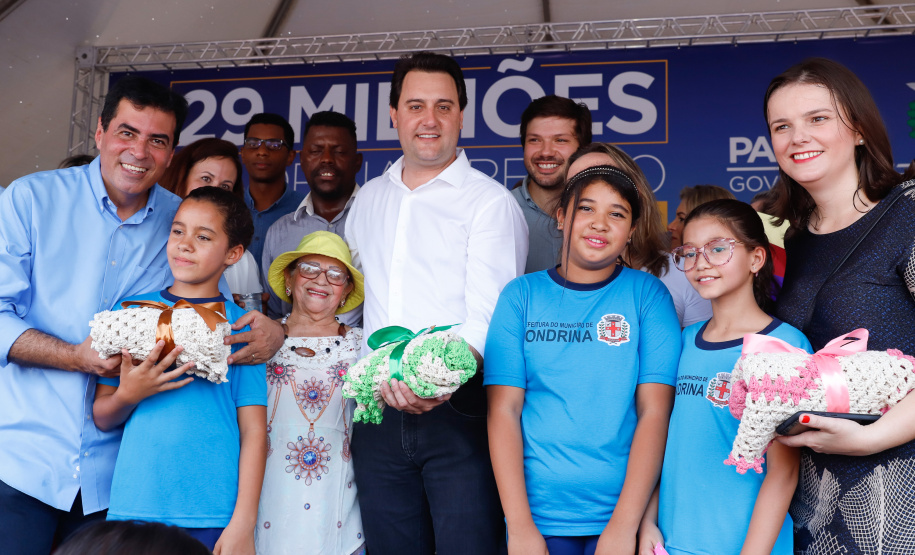 Londrina e outros sete municípios do Norte do Paraná terão R$ 29,8 milhões para fazer investimentos em escolas, ruas, centro cultural e compra de equipamentos. O governador Carlos Massa Ratinho Junior esteve nesta quinta-feira (03) em Londrina, onde recebeu os prefeitos e autorizou as licitações e homologações dos projetos.