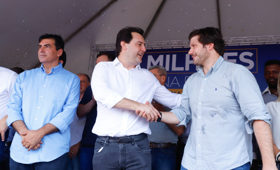 Londrina e outros sete municípios do Norte do Paraná terão R$ 29,8 milhões para fazer investimentos em escolas, ruas, centro cultural e compra de equipamentos. O governador Carlos Massa Ratinho Junior esteve nesta quinta-feira (03) em Londrina, onde recebeu os prefeitos e autorizou as licitações e homologações dos projetos.