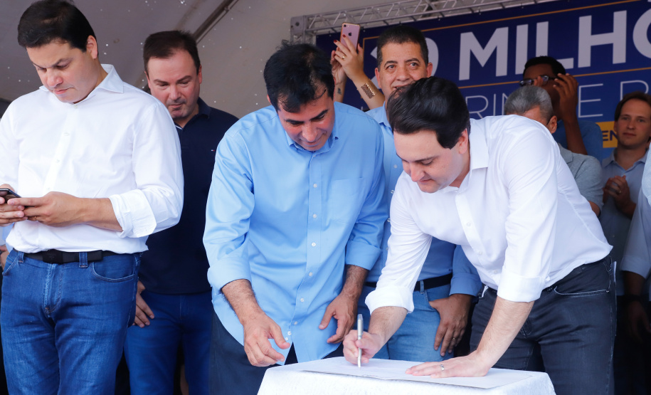 Londrina e outros sete municípios do Norte do Paraná terão R$ 29,8 milhões para fazer investimentos em escolas, ruas, centro cultural e compra de equipamentos. O governador Carlos Massa Ratinho Junior esteve nesta quinta-feira (03) em Londrina, onde recebeu os prefeitos e autorizou as licitações e homologações dos projetos.