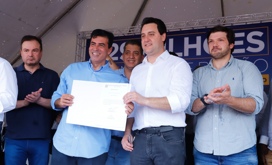 Londrina e outros sete municípios do Norte do Paraná terão R$ 29,8 milhões para fazer investimentos em escolas, ruas, centro cultural e compra de equipamentos. O governador Carlos Massa Ratinho Junior esteve nesta quinta-feira (03) em Londrina, onde recebeu os prefeitos e autorizou as licitações e homologações dos projetos.