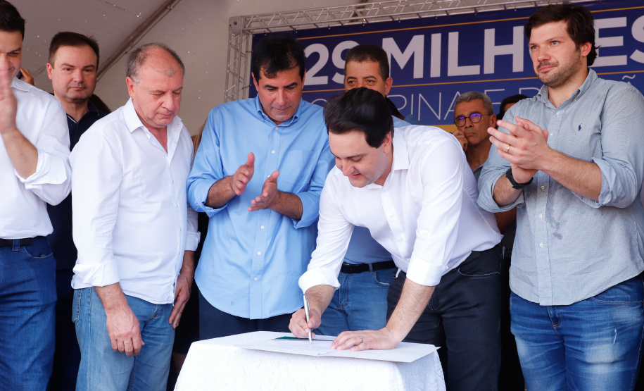 Londrina e outros sete municípios do Norte do Paraná terão R$ 29,8 milhões para fazer investimentos em escolas, ruas, centro cultural e compra de equipamentos. O governador Carlos Massa Ratinho Junior esteve nesta quinta-feira (03) em Londrina, onde recebeu os prefeitos e autorizou as licitações e homologações dos projetos.