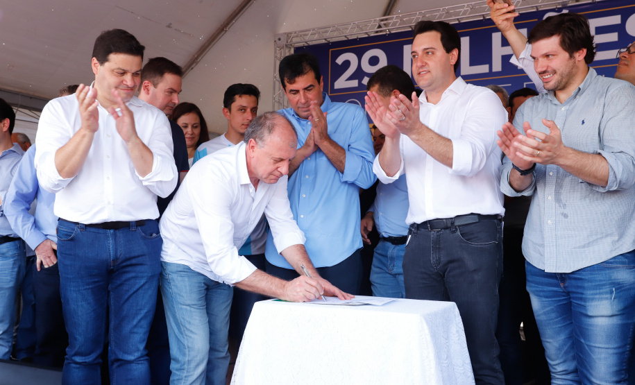 Londrina e outros sete municípios do Norte do Paraná terão R$ 29,8 milhões para fazer investimentos em escolas, ruas, centro cultural e compra de equipamentos. O governador Carlos Massa Ratinho Junior esteve nesta quinta-feira (03) em Londrina, onde recebeu os prefeitos e autorizou as licitações e homologações dos projetos.