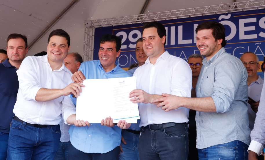 Londrina e outros sete municípios do Norte do Paraná terão R$ 29,8 milhões para fazer investimentos em escolas, ruas, centro cultural e compra de equipamentos. O governador Carlos Massa Ratinho Junior esteve nesta quinta-feira (03) em Londrina, onde recebeu os prefeitos e autorizou as licitações e homologações dos projetos.