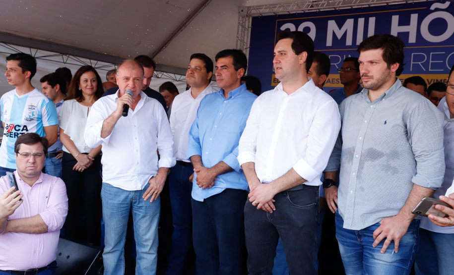 Londrina e outros sete municípios do Norte do Paraná terão R$ 29,8 milhões para fazer investimentos em escolas, ruas, centro cultural e compra de equipamentos. O governador Carlos Massa Ratinho Junior esteve nesta quinta-feira (03) em Londrina, onde recebeu os prefeitos e autorizou as licitações e homologações dos projetos.