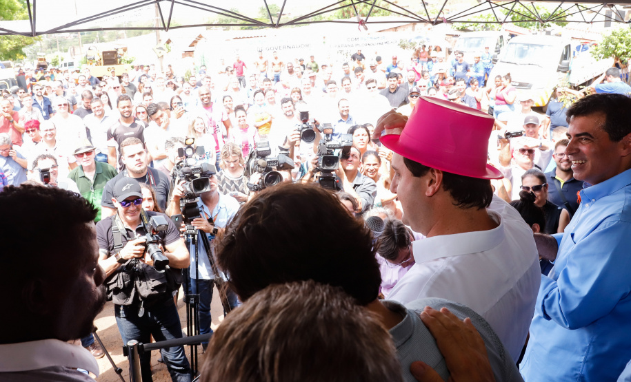 Londrina e outros sete municípios do Norte do Paraná terão R$ 29,8 milhões para fazer investimentos em escolas, ruas, centro cultural e compra de equipamentos. O governador Carlos Massa Ratinho Junior esteve nesta quinta-feira (03) em Londrina, onde recebeu os prefeitos e autorizou as licitações e homologações dos projetos.
