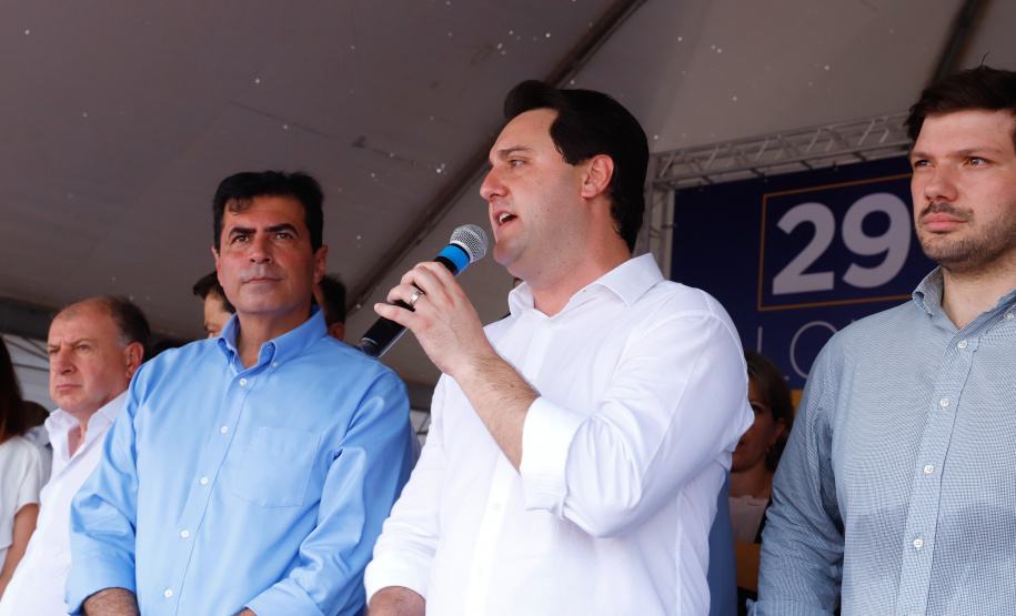 Londrina e outros sete municípios do Norte do Paraná terão R$ 29,8 milhões para fazer investimentos em escolas, ruas, centro cultural e compra de equipamentos. O governador Carlos Massa Ratinho Junior esteve nesta quinta-feira (03) em Londrina, onde recebeu os prefeitos e autorizou as licitações e homologações dos projetos.