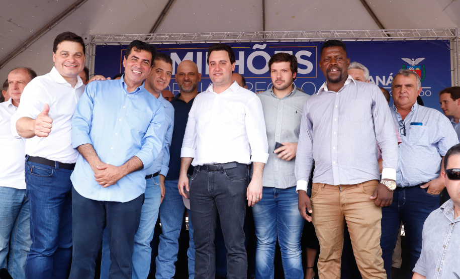 Londrina e outros sete municípios do Norte do Paraná terão R$ 29,8 milhões para fazer investimentos em escolas, ruas, centro cultural e compra de equipamentos. O governador Carlos Massa Ratinho Junior esteve nesta quinta-feira (03) em Londrina, onde recebeu os prefeitos e autorizou as licitações e homologações dos projetos.